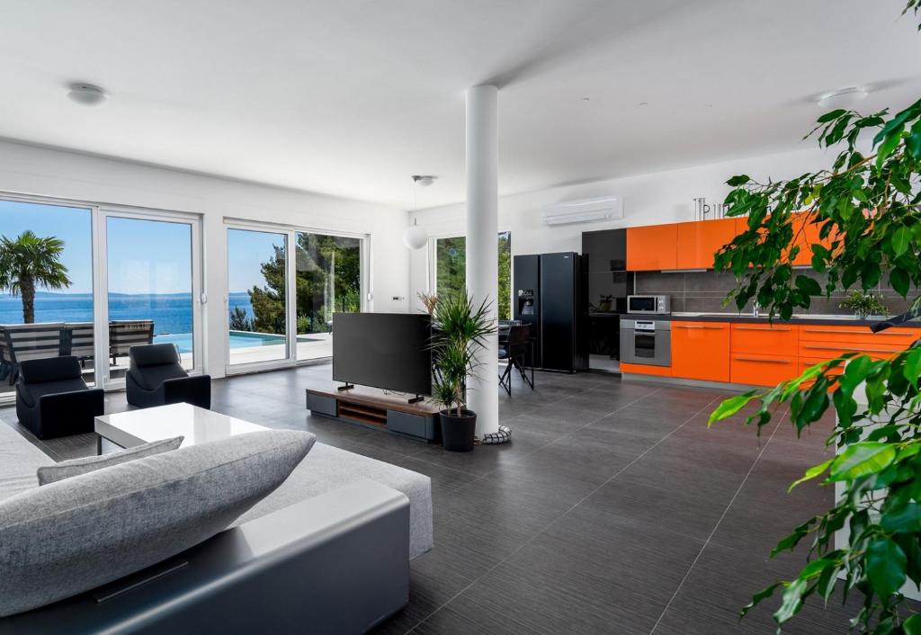 Posedenie v ubytovaní NEW! Seaview Villa ABA with 38sqm heated infinity pool, 4 bedrooms, Media room, 150m from sea
