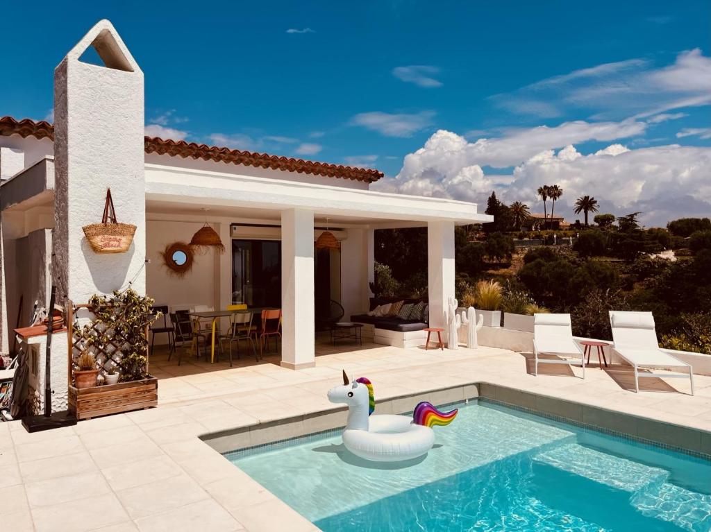 Photo de la galerie de l'établissement La Villa Blanche à Nice avec piscine et vue mer, à Nice