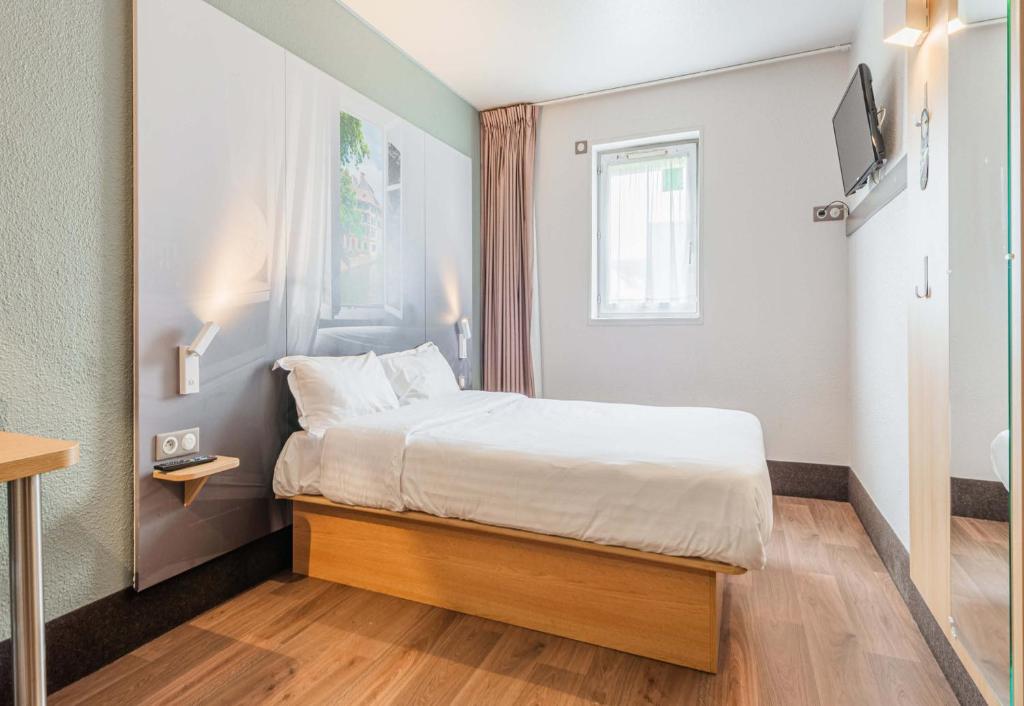 Postel nebo postele na pokoji v ubytování B&B HOTEL Strasbourg Sud Geispolsheim