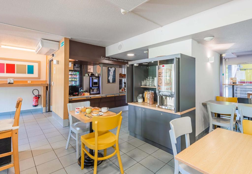 Kuchyň nebo kuchyňský kout v ubytování B&B HOTEL Strasbourg Sud Geispolsheim