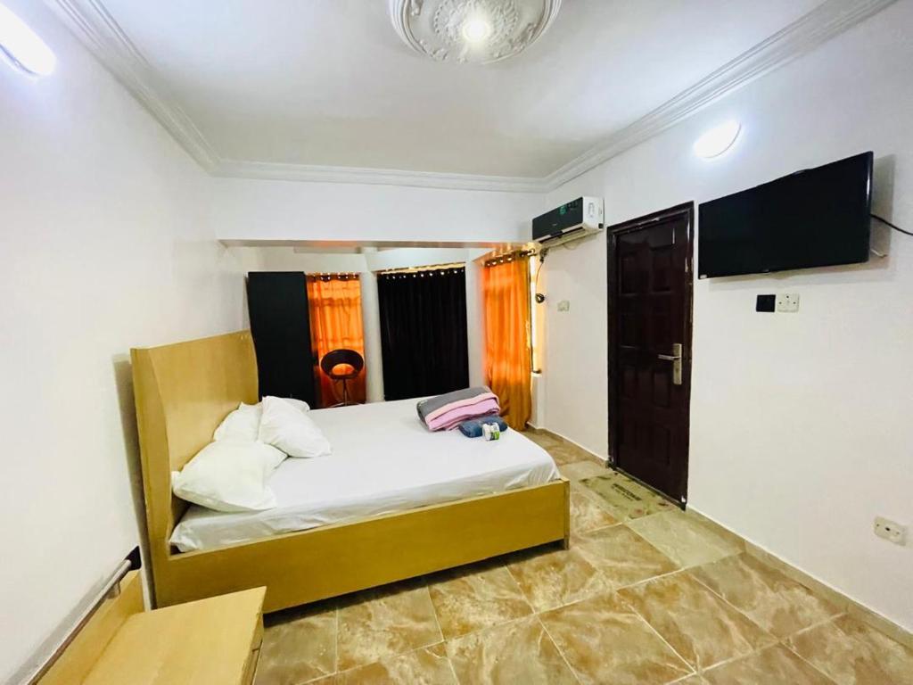 TV a/nebo společenská místnost v ubytování Barklayz Hotel and suites