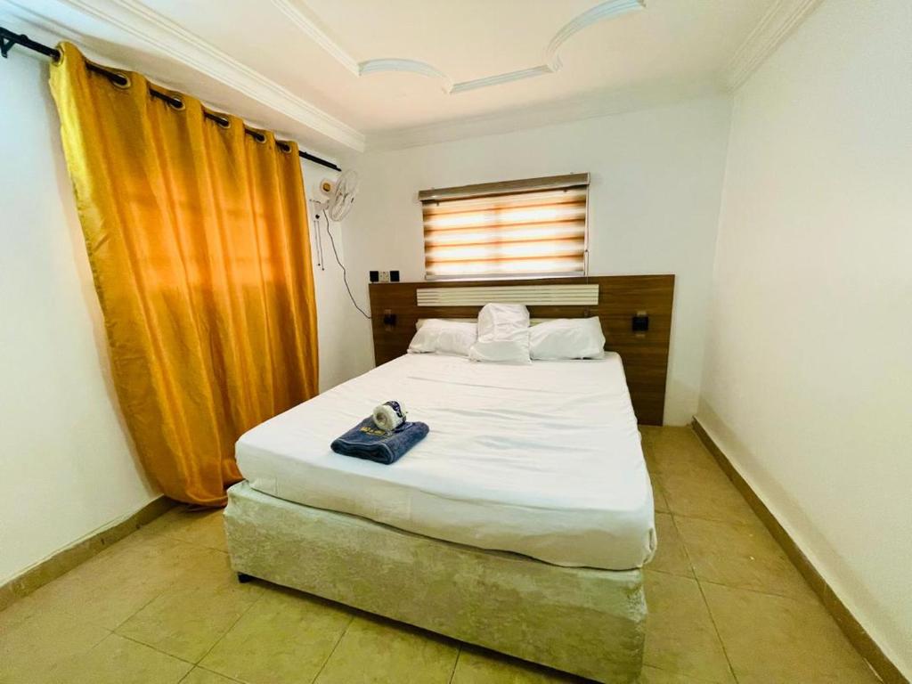 Postel nebo postele na pokoji v ubytování Barklayz Hotel and suites