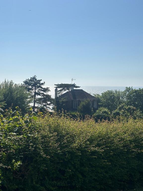 une maison au milieu d'un champ avec des arbres dans l'établissement Studio Jardin avec Terrasse VUE MER, à Trouville-sur-Mer