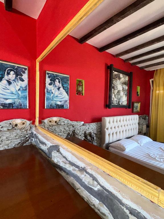 Postel nebo postele na pokoji v ubytování Hotel Vila "Oda E Miqve"