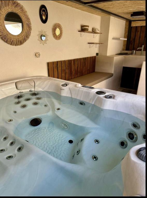 La salle de bains est pourvue d'une baignoire jacuzzi et d'un miroir. dans l'établissement Élégance - Détente -Nature & Jacuzzi, à Allauch