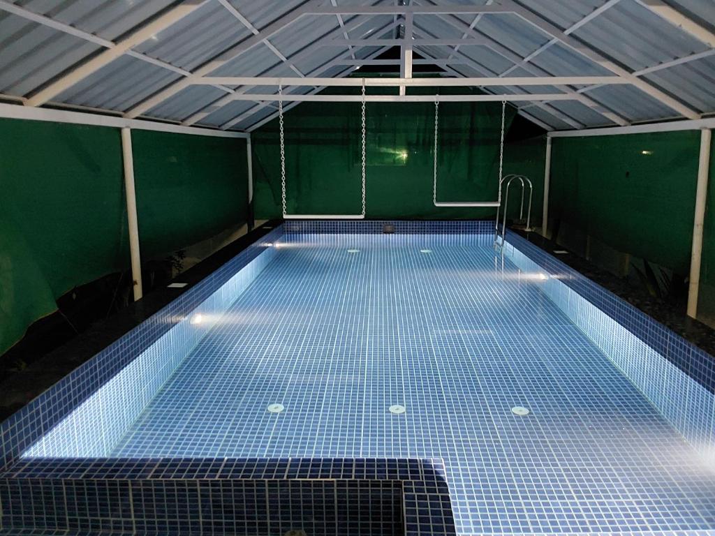 Piscina di Johnson's Homestay With Pool & Ecohouseboat near town beach o nelle vicinanze