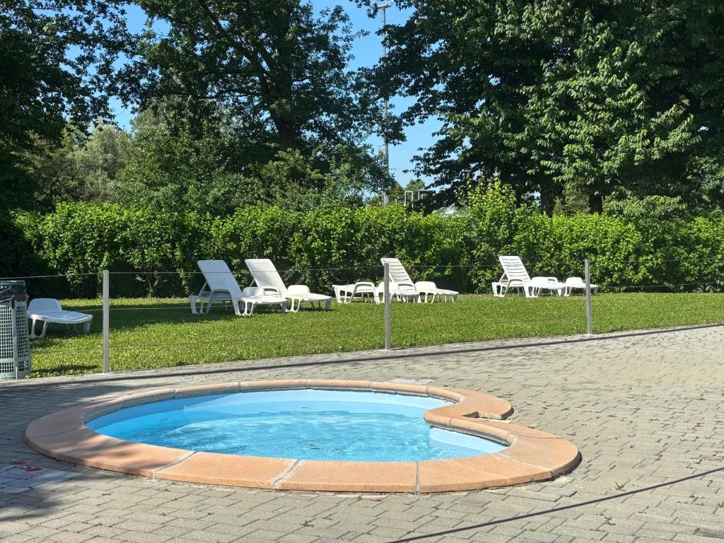 Bazén v ubytování Albavillage Hotel Wellness & Camping nebo v jeho okolí