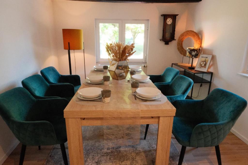 een woonkamer met een tafel en 4 stoelen bij Ferienhaus Fachwerklust in der Eifel in Mechernich