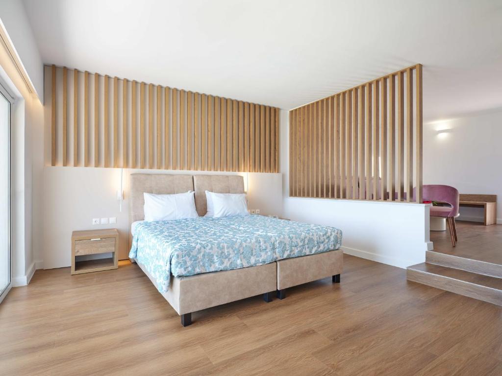 Postel nebo postele na pokoji v ubytování Kinetta Beach Resort and Spa