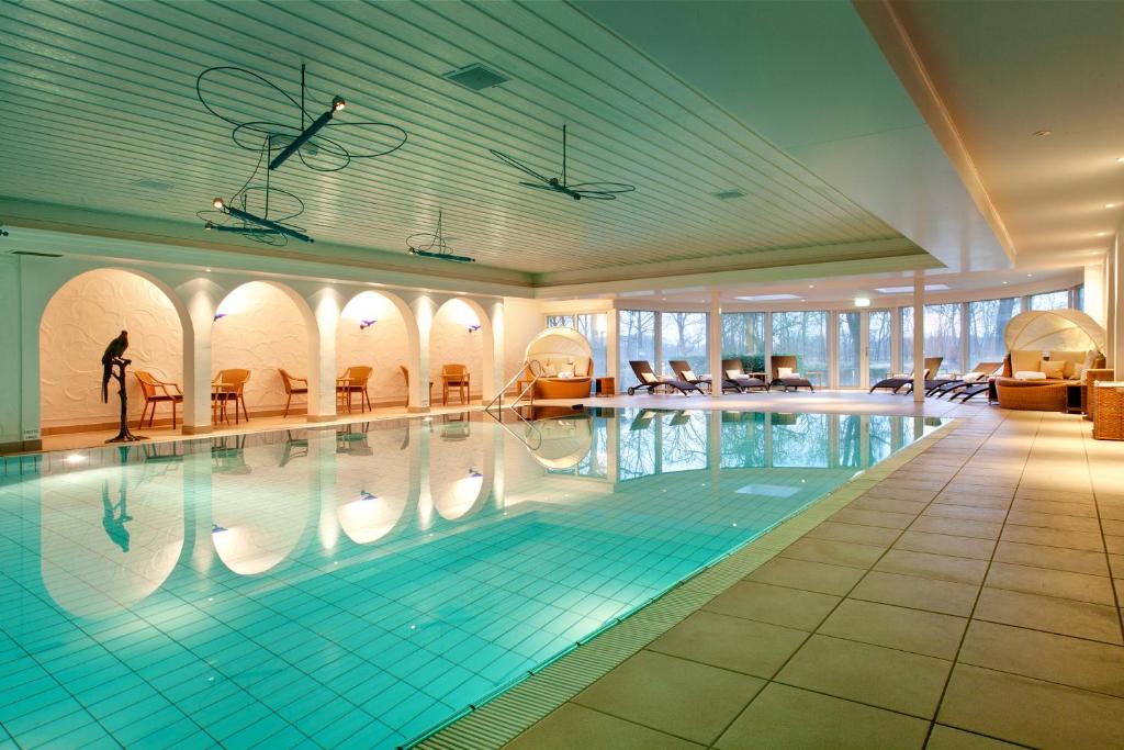 Bazén v ubytování Fletcher Parkhotel De Wiemsel nebo v jeho okolí