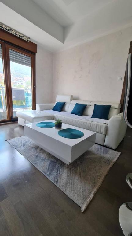 a living room with a couch and a coffee table at Petrovac in Petrovac na Moru