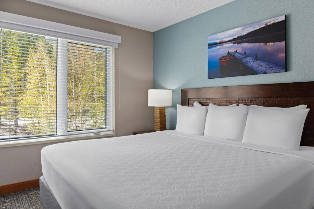 Postel nebo postele na pokoji v ubytování WorldMark Canmore-Banff
