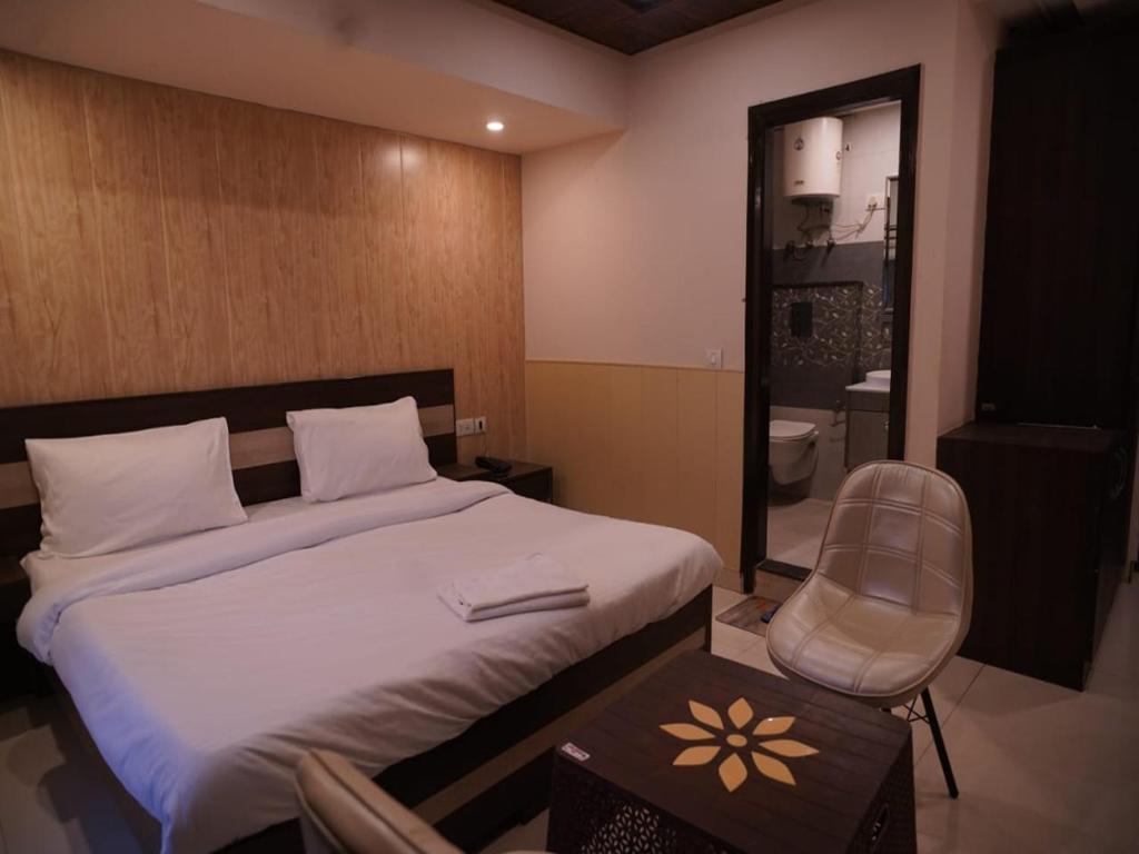 Postel nebo postele na pokoji v ubytování Akshay corporate hotel