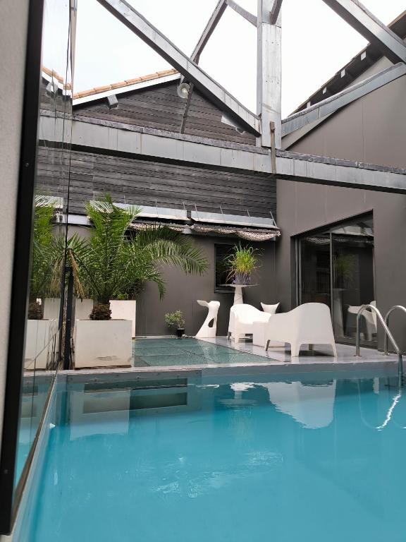 Bazén v ubytování Be Loft B&B Pool & Spa nebo v jeho okolí