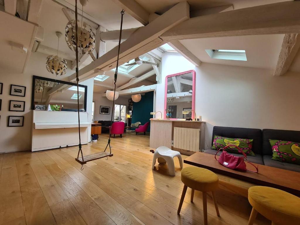 un salon avec un canapé et une table dans l'établissement Appartement parisien en bas de Montmatre, à Paris