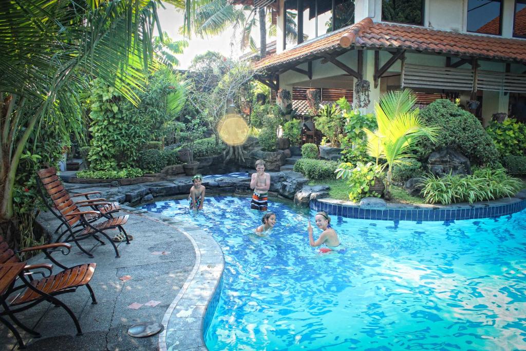 Bazén v ubytování Duta Garden Hotel nebo v jeho okolí
