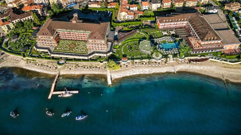 een luchtzicht op een resort met boten in het water bij Grand Hotel Dino in Baveno