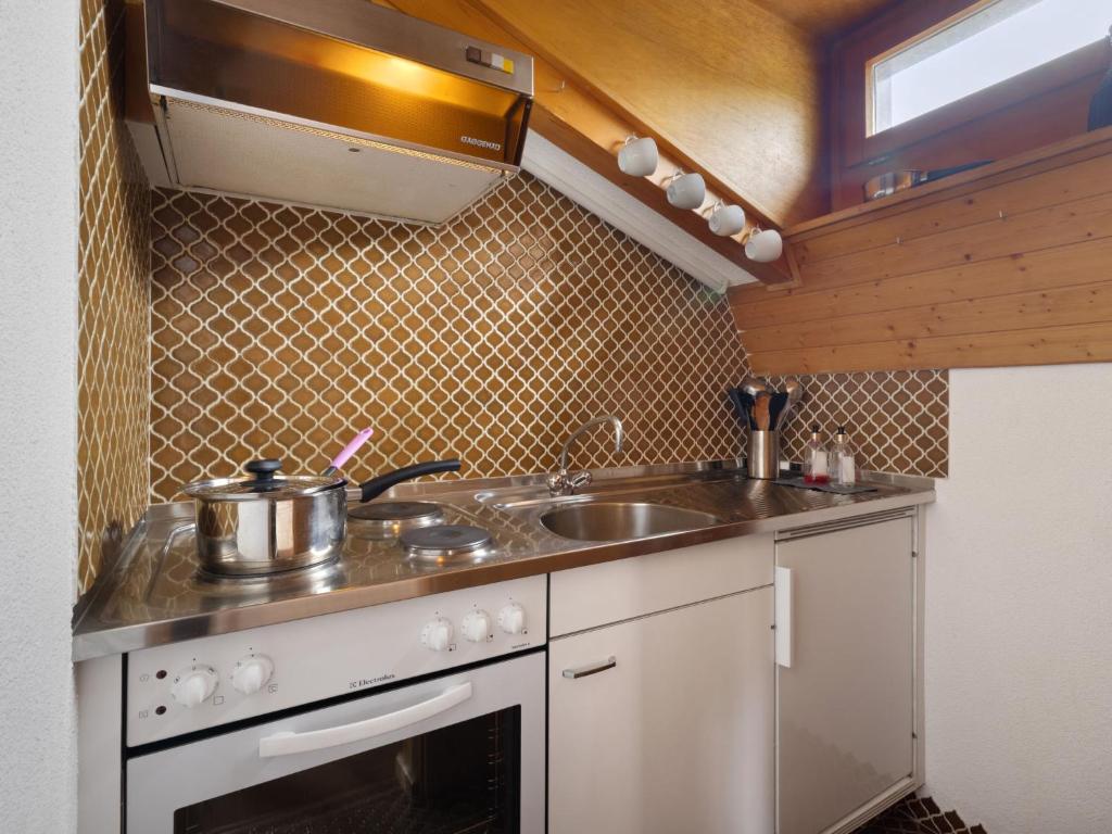 Kuchyň nebo kuchyňský kout v ubytování Apartment Eldorado 321 by Interhome