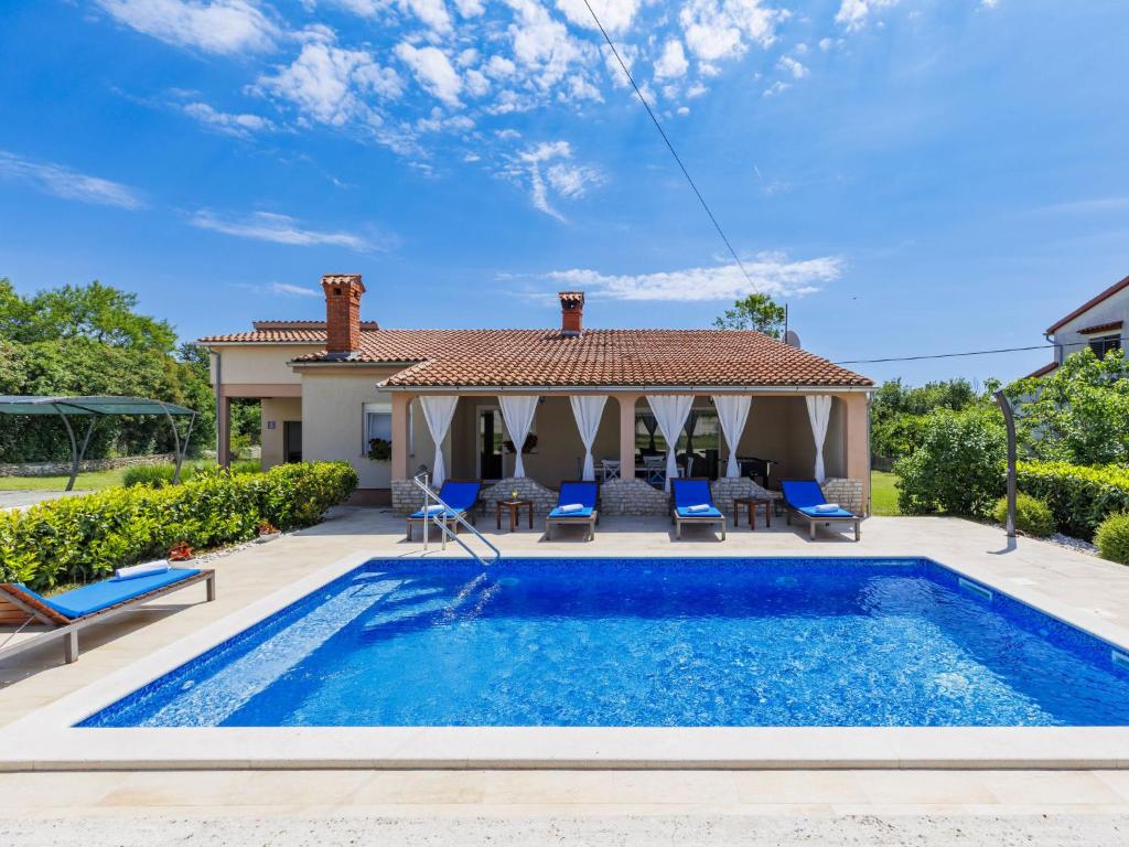 Bazén v ubytovaní Holiday Home Filipana by Interhome alebo v jeho blízkosti