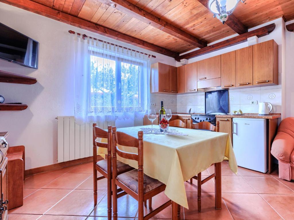 Kuchyňa alebo kuchynka v ubytovaní Apartment Ivan & Tina-2 by Interhome