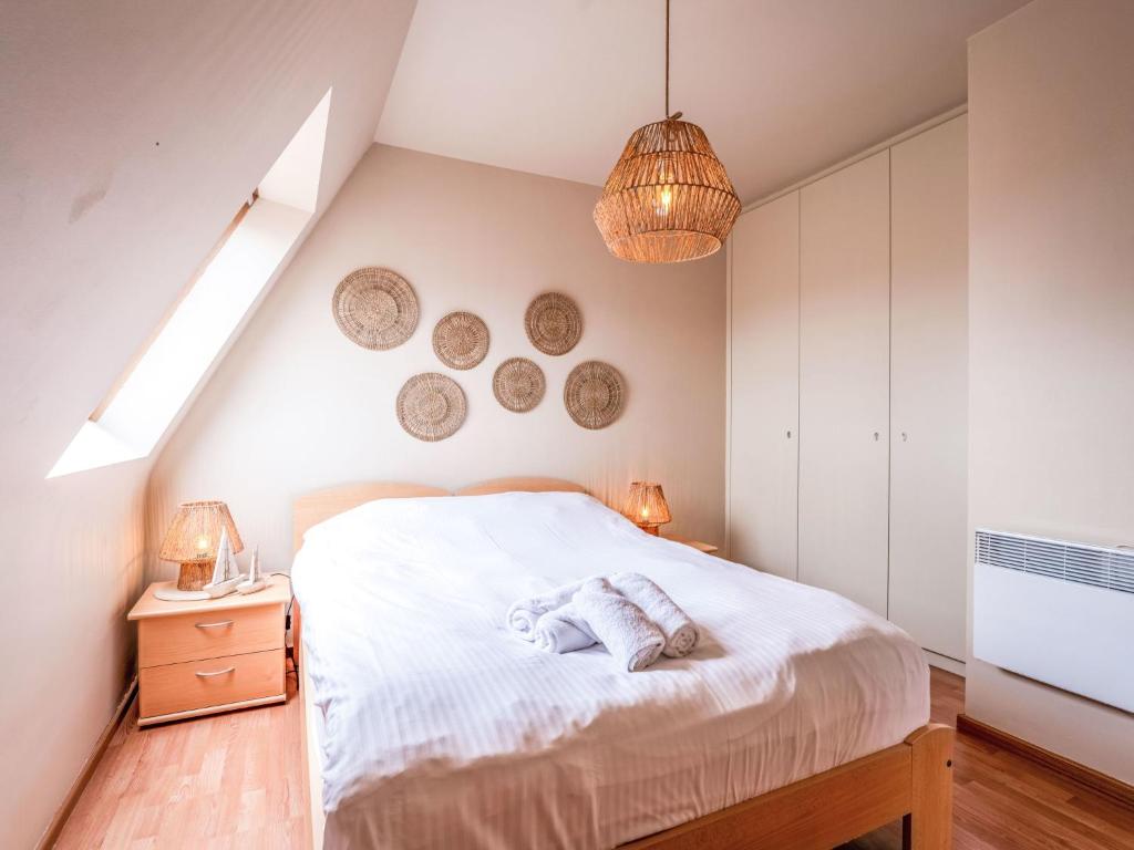 Postel nebo postele na pokoji v ubytování Apartment Residentie Irena app-302 by Interhome