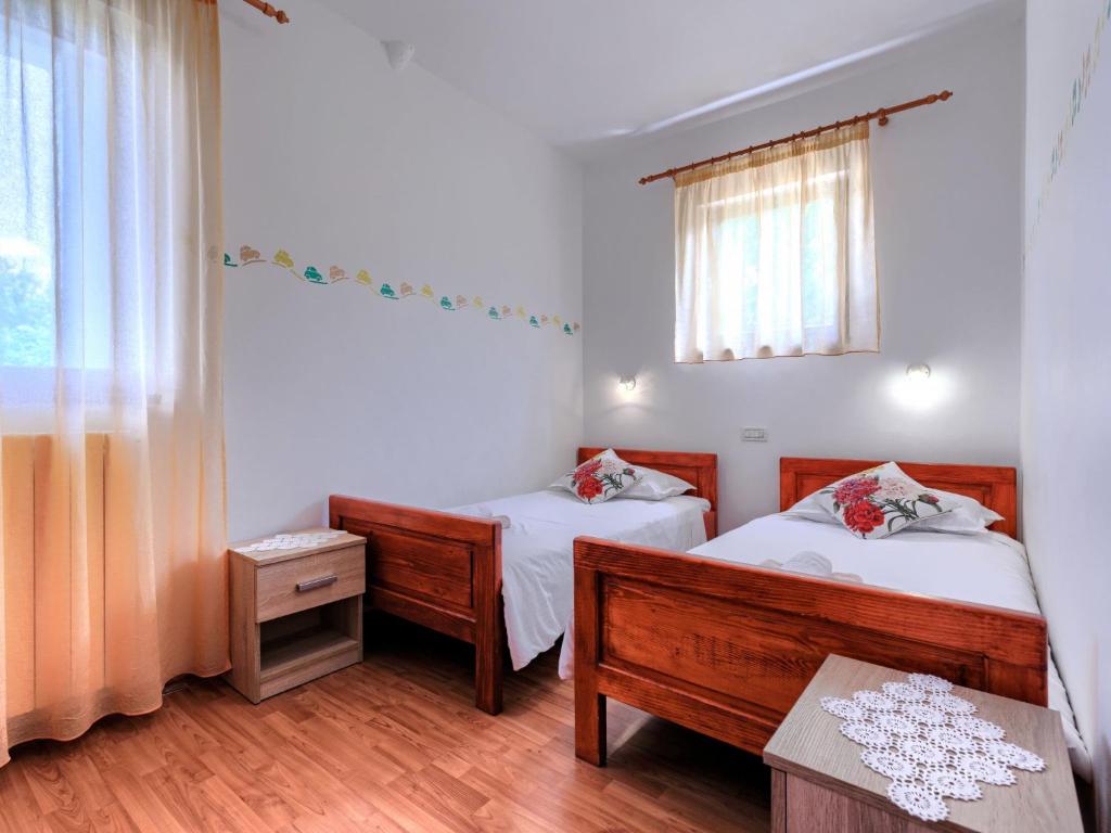 Posteľ alebo postele v izbe v ubytovaní Apartment Ivan & Tina-2 by Interhome