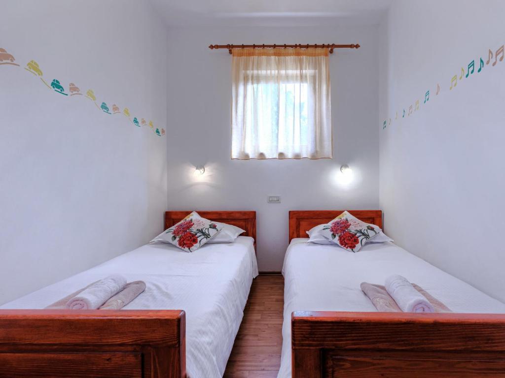 Posteľ alebo postele v izbe v ubytovaní Apartment Ivan & Tina-2 by Interhome