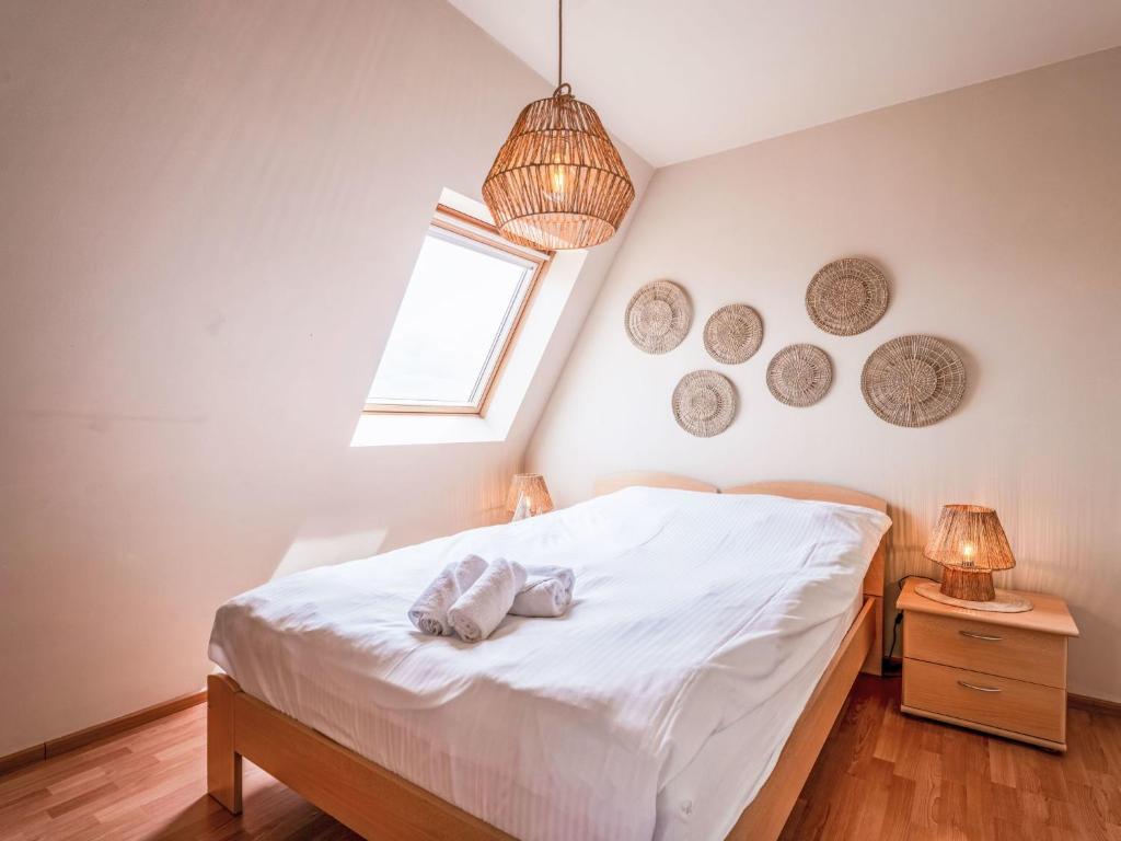 Postel nebo postele na pokoji v ubytování Apartment Residentie Irena app-302 by Interhome