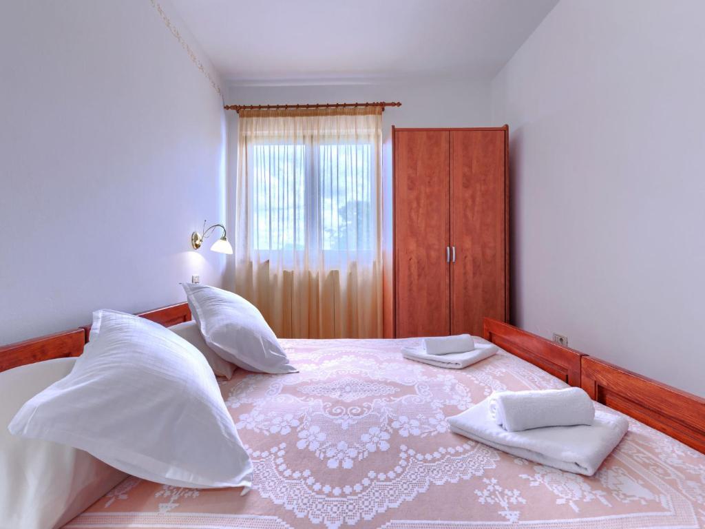Posteľ alebo postele v izbe v ubytovaní Apartment Ivan & Tina-2 by Interhome