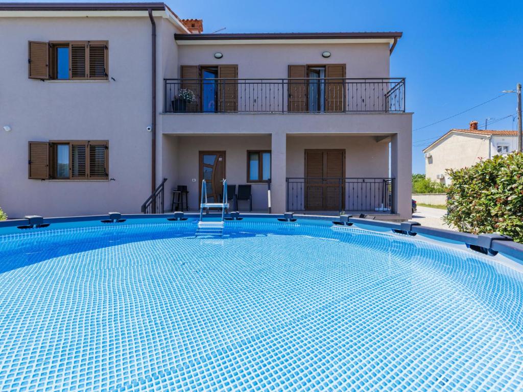 Bazén v ubytování Apartment Kika-1 by Interhome nebo v jeho okolí