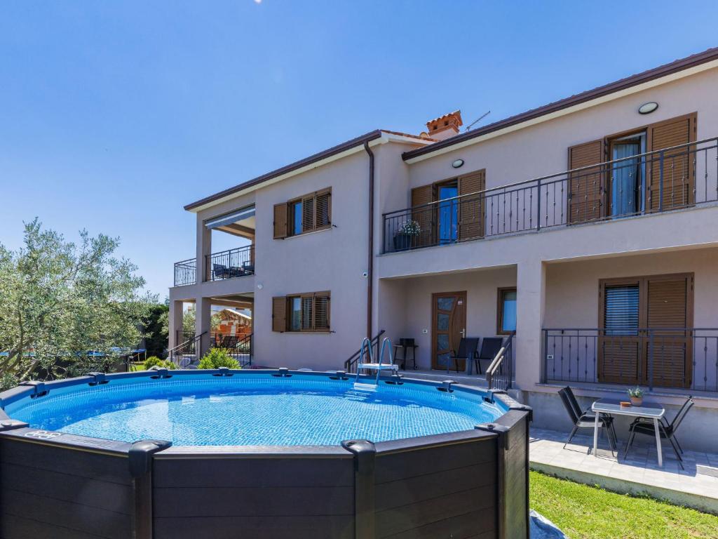 Bazén v ubytování Apartment Kika-1 by Interhome nebo v jeho okolí