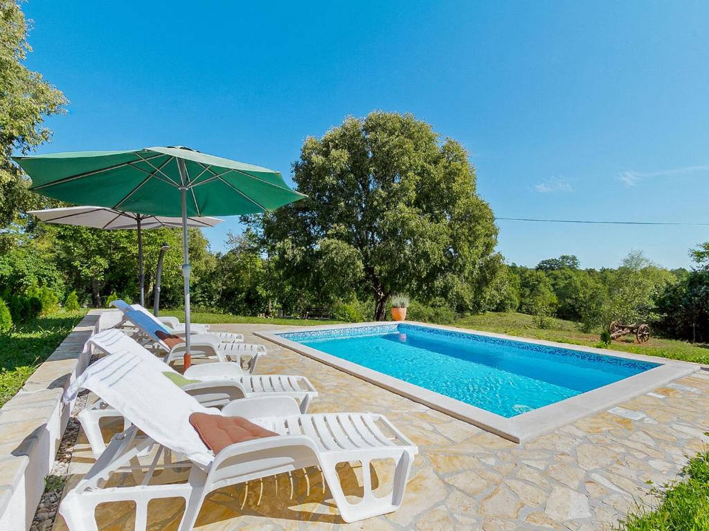 Bazén v ubytování Holiday Home Mila by Interhome nebo v jeho okolí