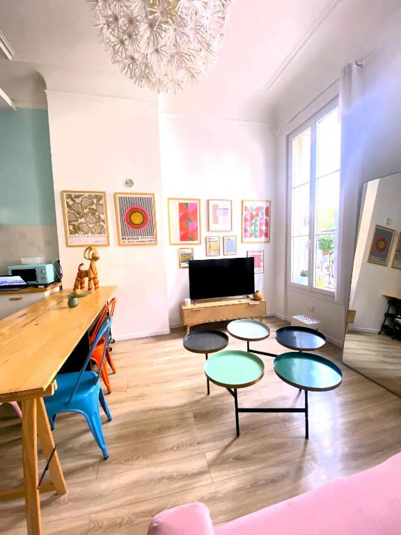 un salon avec une table et quelques chaises dans l'établissement Au coeur de Marseille, à Marseille