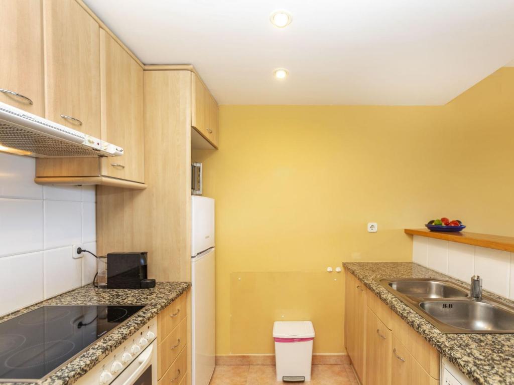 Kuchyň nebo kuchyňský kout v ubytování Apartment Port Pals CIII Vista Bonita by Interhome