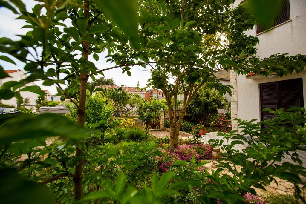Vonkajšia záhrada v ubytovaní Ava apartmani
