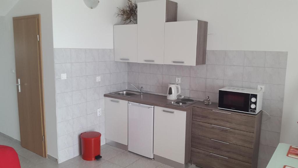 Kuchyňa alebo kuchynka v ubytovaní Apartments Vrvilo