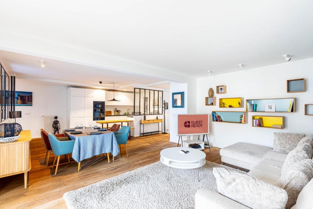 un salon avec un canapé et une table dans l'établissement GuestReady - Chic & spacious living in Madeleine, à Paris