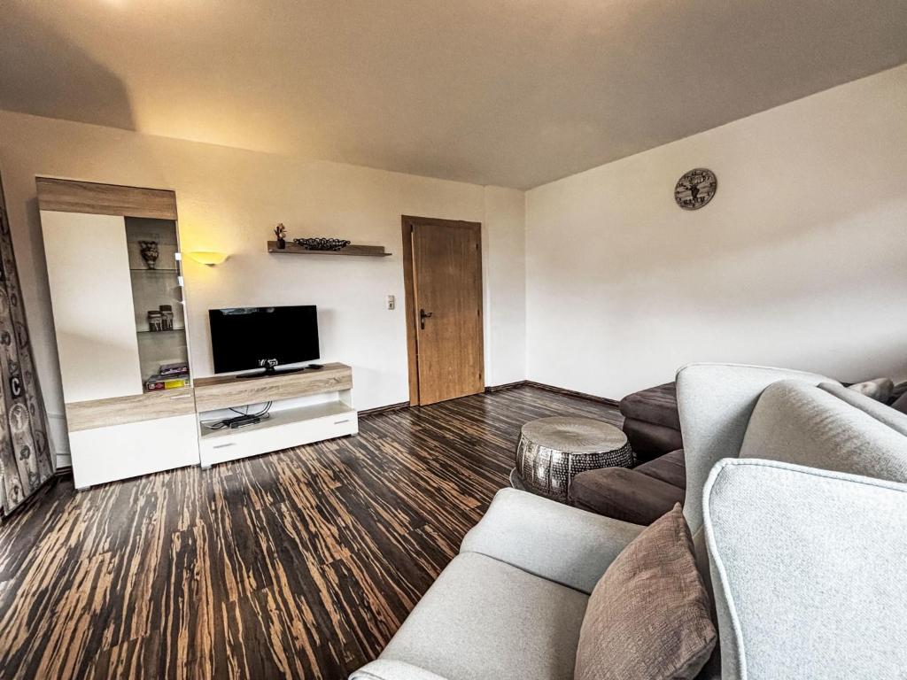 Televízia a/alebo spoločenská miestnosť v ubytovaní Apartment Hannah Lena by Interhome
