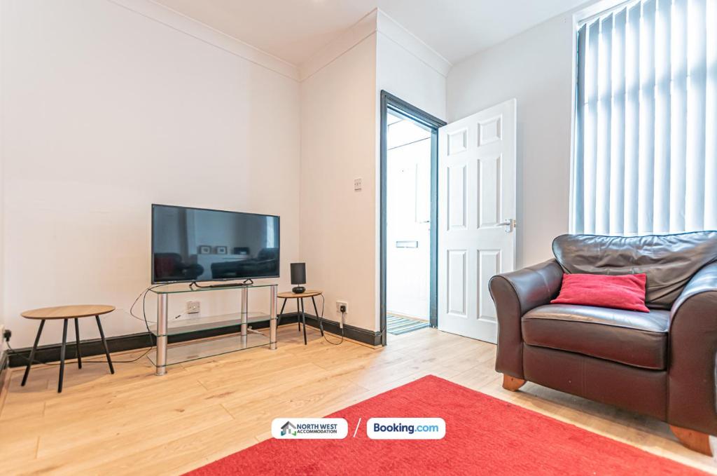 TV a/nebo společenská místnost v ubytování Newly Refurbished 3 Bedroom House (Preston)