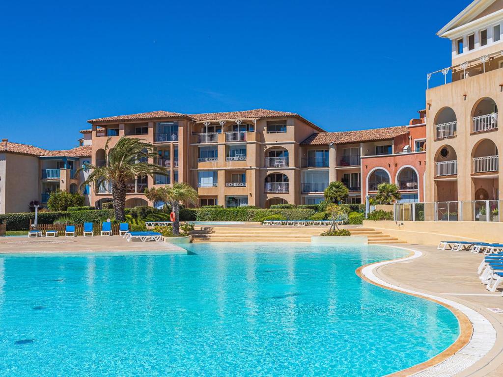une piscine devant un complexe hôtelier dans l'établissement Apartment Les Rivages de Coudoulière-9 by Interhome, à Six-Fours-les-Plages