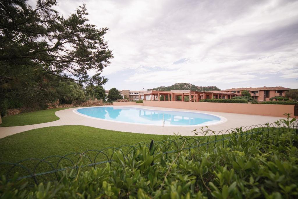 ポルト・ロトンドにあるGennaro's Home 2 - Relax, Sea & Poolの家の庭にあるプール