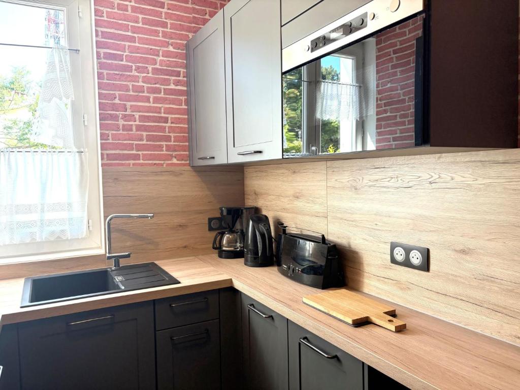 Kuchnia lub aneks kuchenny w obiekcie Apartment Dans la forêt de Pin by Interhome