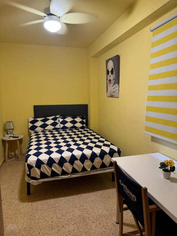 - une chambre dotée d'un lit avec une photo de crâne sur le mur dans l'établissement Habitación en la playa, à Valence