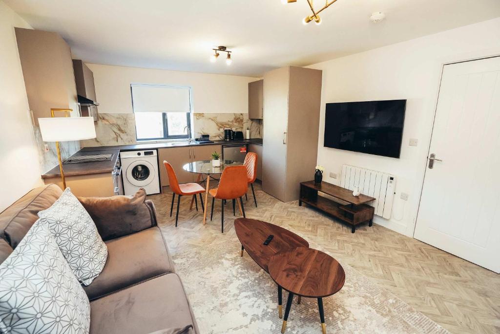 TV a/nebo společenská místnost v ubytování Hen & Chickens Luxury Apartments, Free Parking, By DerBnB