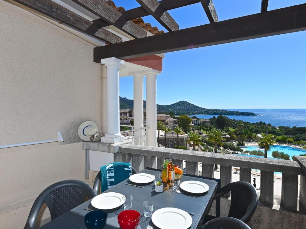 - une table sur un balcon avec vue sur l'océan dans l'établissement Apartment Le Village - E1 309 by Interhome, à Agay