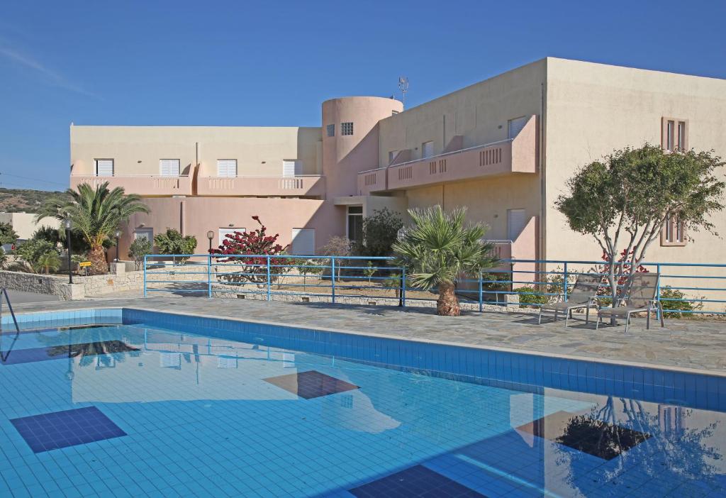 einem großen Pool vor einem Gebäude in der Unterkunft Hotel Sea Breeze in Sitia
