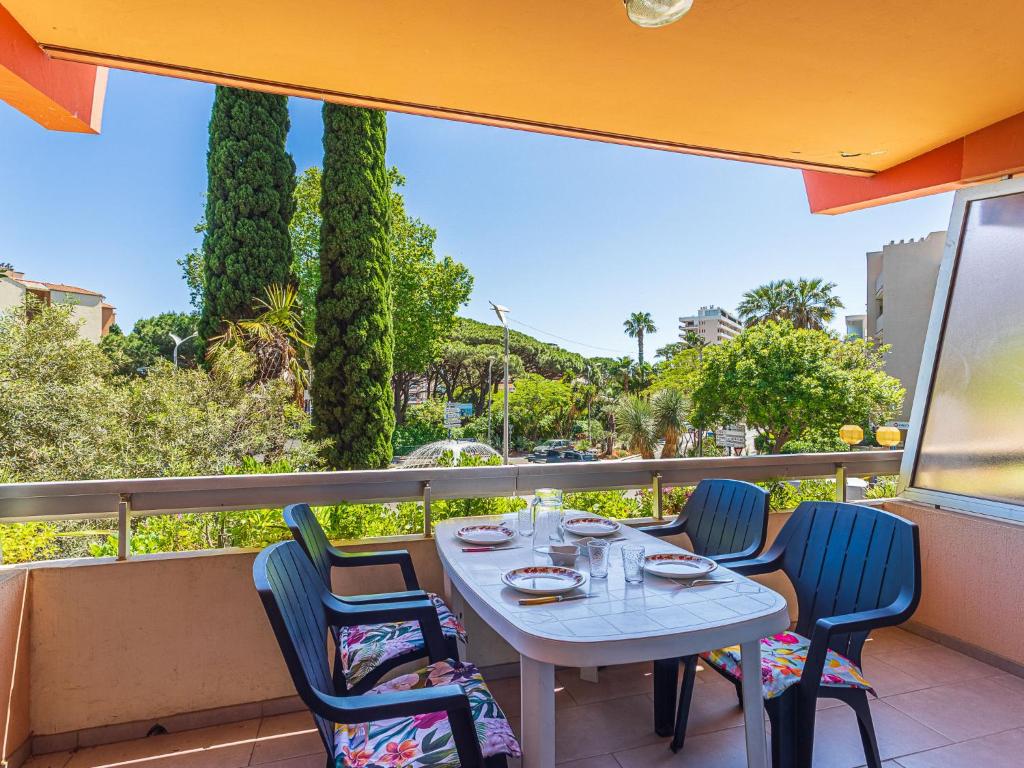 Una mesa y sillas en un balcón con vista. en Studio Le Diamant by Interhome, en Le Lavandou
