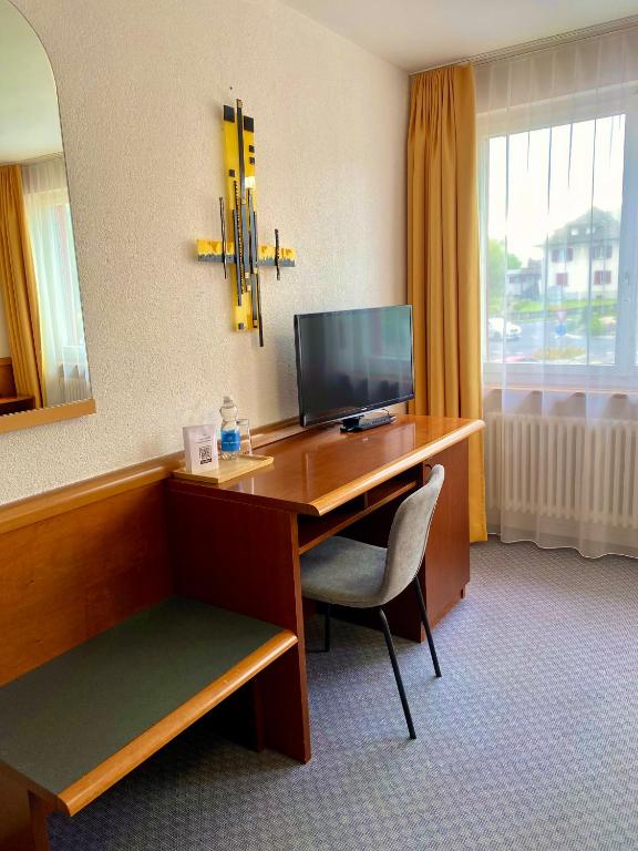 TV a/nebo společenská místnost v ubytování Hotel zum Roten Löwen