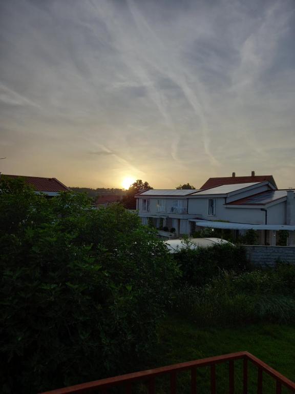 Východ nebo západ slunce při pohledu z hostelu nebo okolí