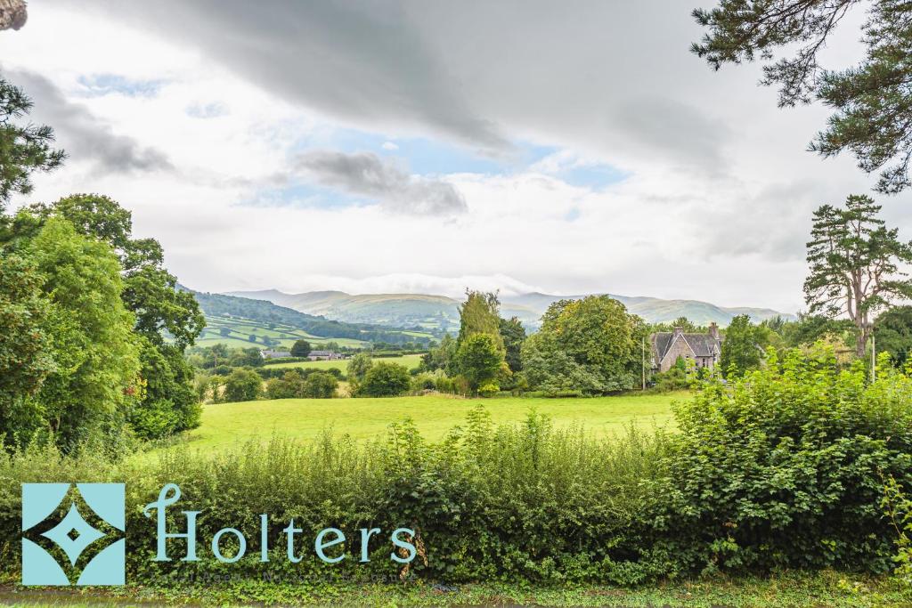 vista su un campo con montagne in lontananza di Mountain Suite, Stunning Views, Brecon Beacons a Llanhamlach